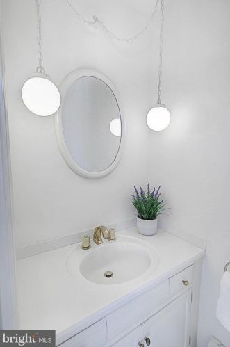 869 Fairview Dr, Hanover PA 17331-9747 exterior