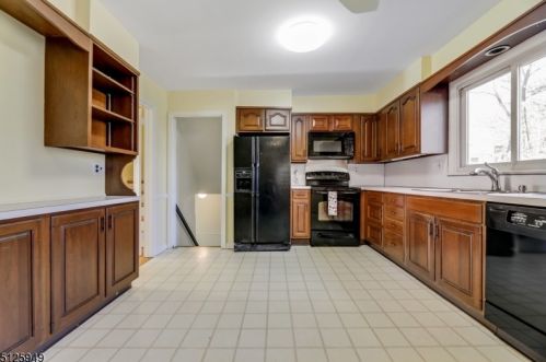 1508 Fox Trl, Mountainside NJ 07092-1302 exterior