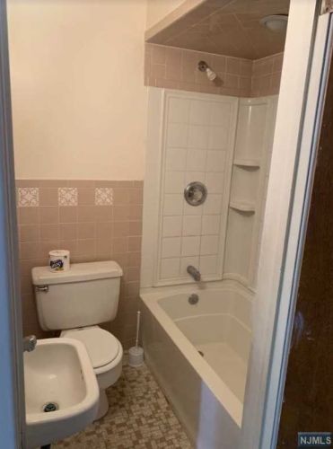 89 Clinton Pl, East Rutherford NJ 07073-1323 exterior