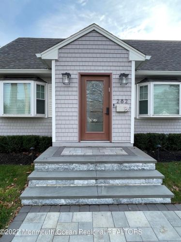 282 Berger Ave, Oakhurst NJ  07755-1761 exterior