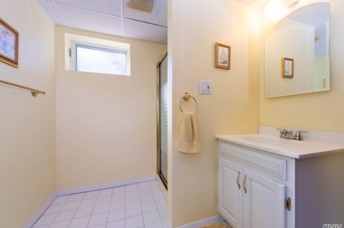 17 Algonquin Ln, Commack NY 11725-4601 exterior