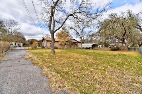 7404 Frst Wood Rd, Austin TX 78745-6220 exterior