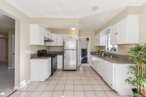 1407 Sycamore Ave, Tustin CA 92780-6279 exterior