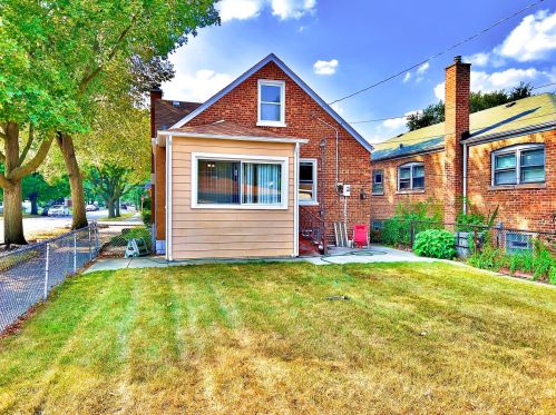 8959 Euclid Ave, Chicago, IL 60617-2924