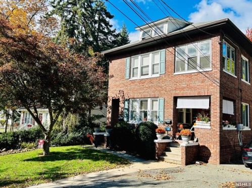 160 Manhattan Ter, Dumont, NJ 07628-2208