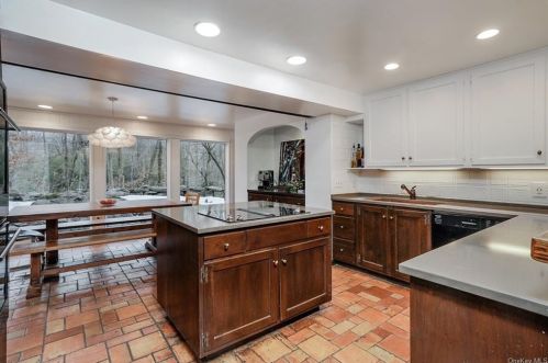 6 Half Mile Rd, Armonk NY exterior