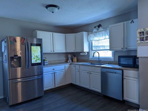 247 Hackmatack St, Manchester CT 06040-6512 exterior