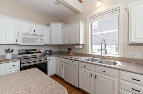 952 Eagle Lk Dr, Kalamazoo MI 49009-8429 exterior