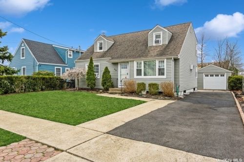 84 Berry St, Valley Stream, NY 11580-3422