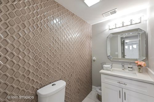 6912 Minnetonka Ave, Chicago IL 60646-1517 exterior