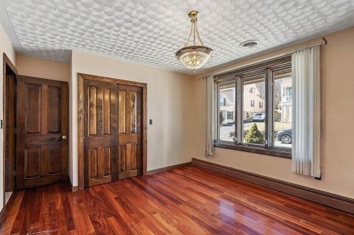 6 Walker Rd, Peabody MA 01960-5421 exterior