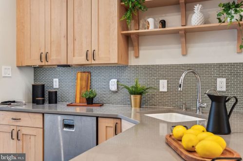 131 Bainbridge St, Philadelphia PA 19147-1810 exterior