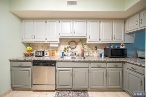 9 Lawrence Ct, Teaneck NJ 07666-6489 exterior