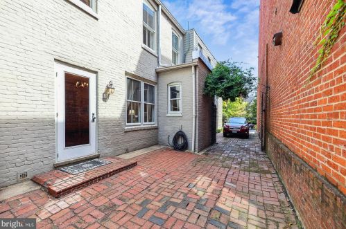 311 5 St, Washington DC 20003-1104 exterior