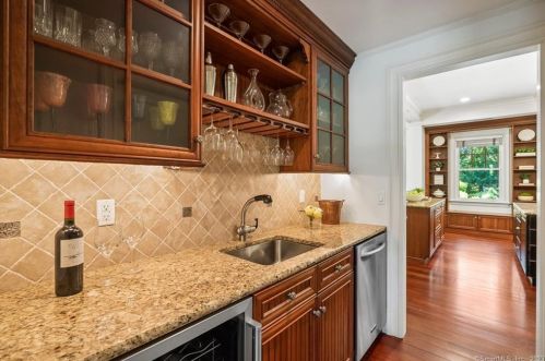 2 Thatcher Ter, Farmington CT 06032-1566 exterior