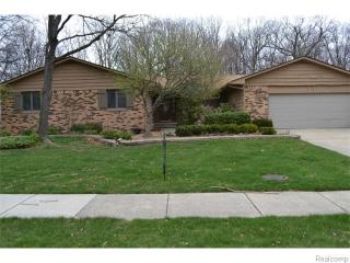 5688 Glasgow Dr, Troy, MI 48085-3155