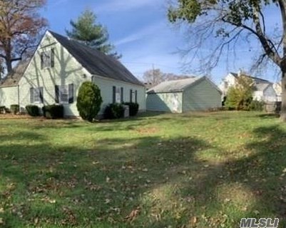 153 Cambridge St, Valley Stream NY  11581-2626 exterior