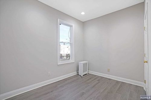 35 Hilliard Ave, Edgewater NJ 07020-1256 exterior