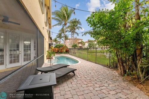 9808 Coronado Lake Dr, Boynton Beach FL 33437-5337 exterior