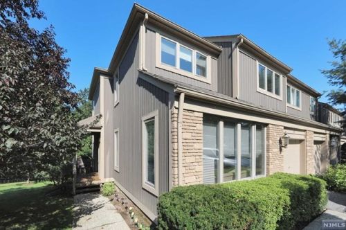 284 Vista View Dr, Mahwah, NJ 07430-3701