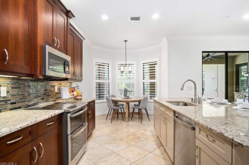 3415 Pacific Dr, Naples FL 34119-8664 exterior