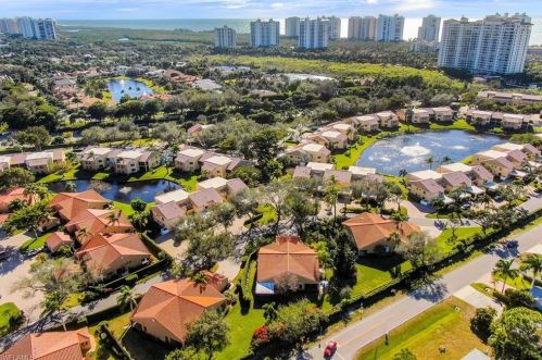 566 Beachwalk Cir, Naples FL 34108-7734 exterior