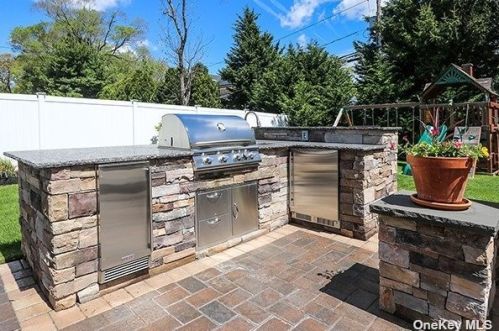 9 Sagamore Ln, Huntington Station NY exterior