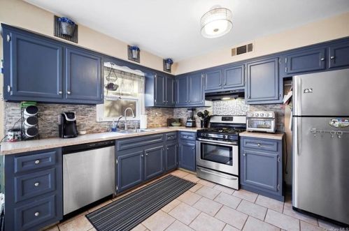 4 Grn Ave, Valley Cottage NY 10989-1807 exterior