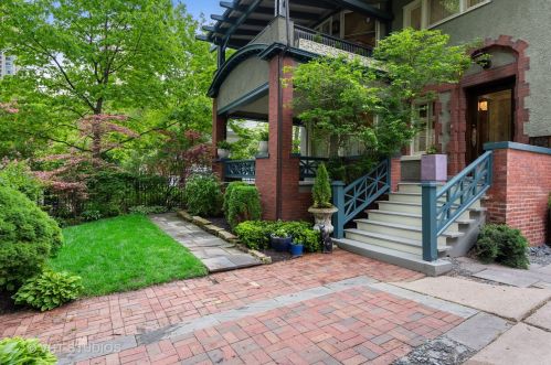 587 Hawthorne Pl, Chicago, IL 60657-2922