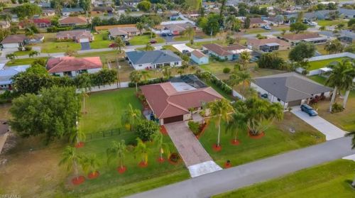 160 Madison Dr, Naples FL 34110-1323 exterior