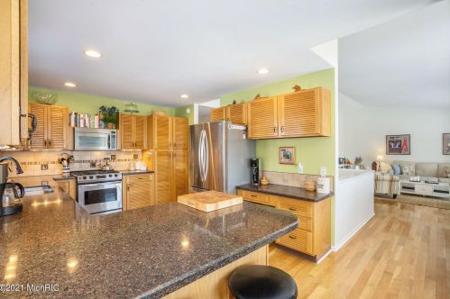 2484 Knapp St, Grand Rapids MI 49505-4417 exterior