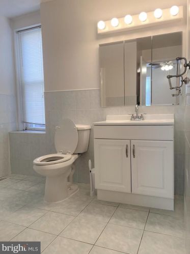 2437 11 St, Philadelphia PA 19123-1135 exterior