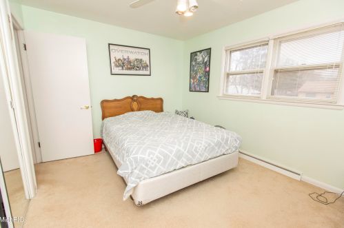 5231 Old Colony Rd, Kalamazoo MI 49008-3216 exterior