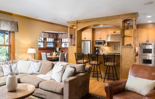 5925 Lk Dr, Milwaukee WI 53217-4629 exterior