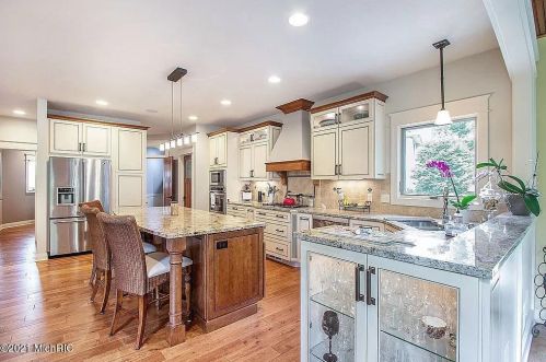 642 Chancellor Dr, Wyoming MI 49418 exterior