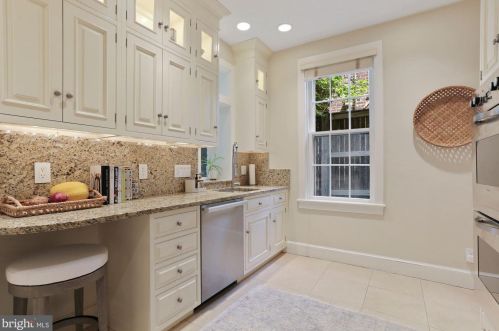 204 Royal St, Alexandria VA  22314-2627 exterior