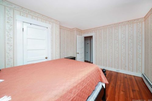 46 Glenwood St, Manchester CT  06040-6142 exterior