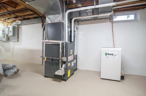 1110 Amostown Rd, West Springfield MA 01089-4309 exterior