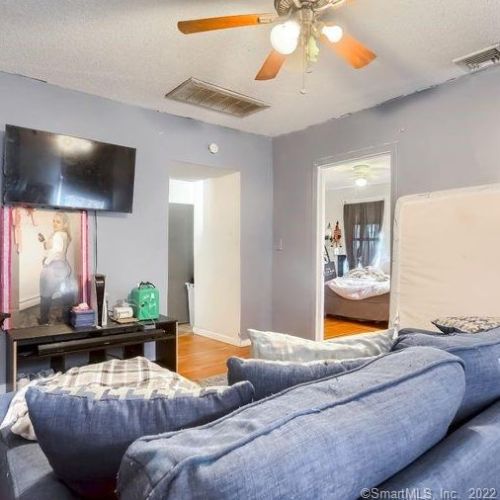 271 Gln St, New Britain CT 06051-2572 exterior