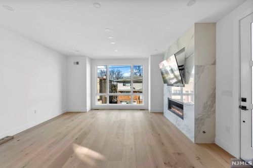 152 Morningside Ln, Palisades Park NJ 07650-1918 exterior