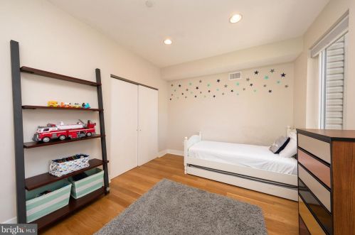 213 Green St, Philadelphia PA exterior