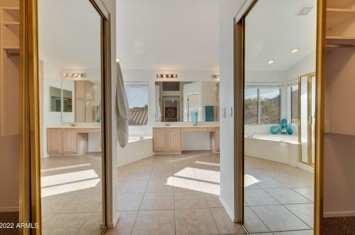 2737 Amberwood Dr, Phoenix AZ 85045-4208 exterior