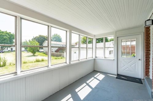 6 Summer St, Enfield CT 06082-2951 exterior