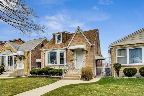 6346 Giddings St, Chicago, IL 60630-2932