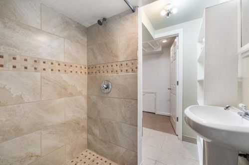 556 Perry Hwy, Pittsburgh PA 15229-2723 exterior