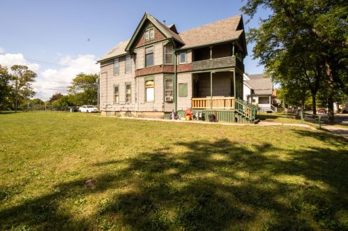 2739 6th St, Milwaukee, WI 53215-3901