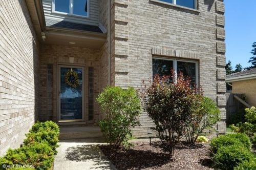 697 Michigan St, Elmhurst, IL 60126-1736