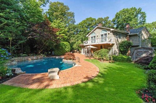 10 Durham Dr, Huntington Station NY 11746-5310 exterior