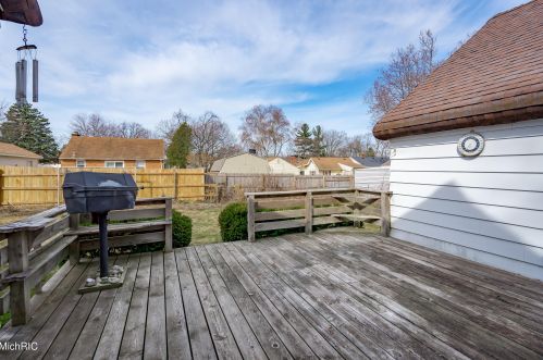 1423 Parkhurst Ave, Grand Rapids MI 49504-2646 exterior