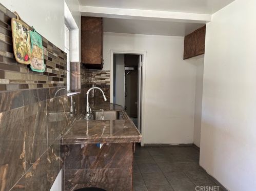 37 Garden Dr, Bakersfield CA 93307-5255 exterior